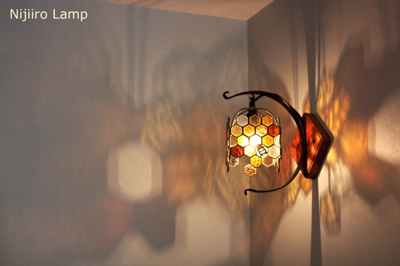 ブラケットランプ「ミツバチ　アンバー」【ステンドグラスランプ】 7枚目の画像