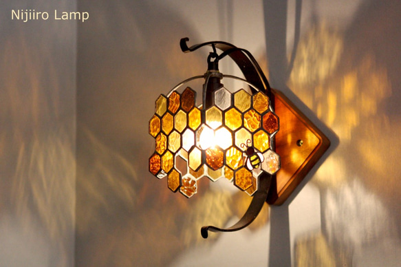 ブラケットランプ「ミツバチ　アンバー」【ステンドグラスランプ】 9枚目の画像