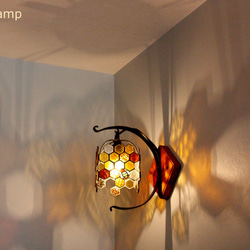 ブラケットランプ「ミツバチ　アンバー」【ステンドグラスランプ】 10枚目の画像