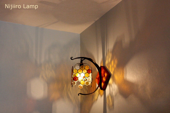 ブラケットランプ「ミツバチ　アンバー」【ステンドグラスランプ】 10枚目の画像