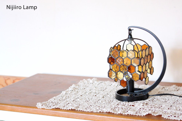 テーブルランプ「ミツバチ　アンバー」【ステンドグラスランプ】 8枚目の画像