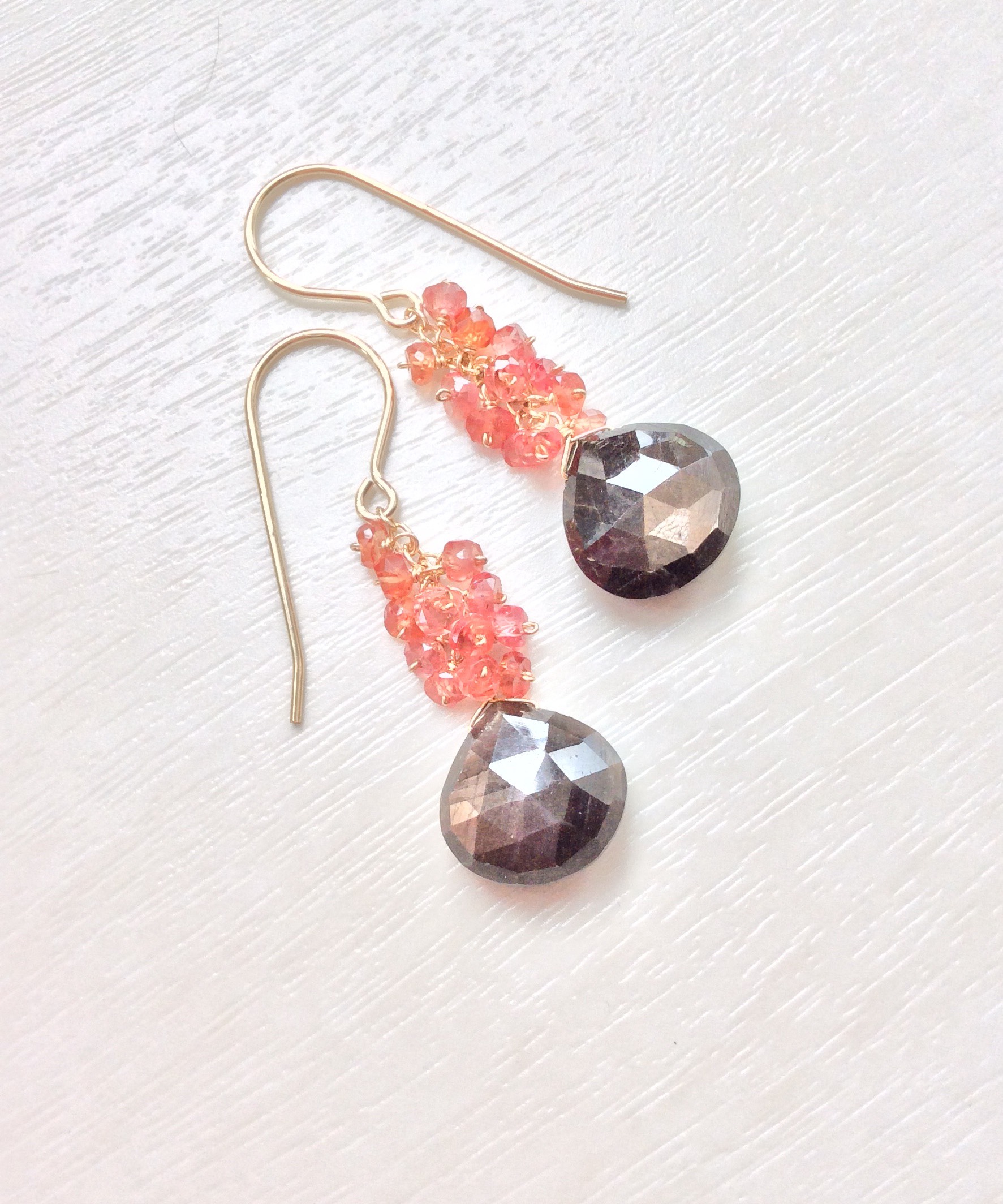 14kgf ゴールデンサファイアとレッドオレンジサファイアのふさふさピアス