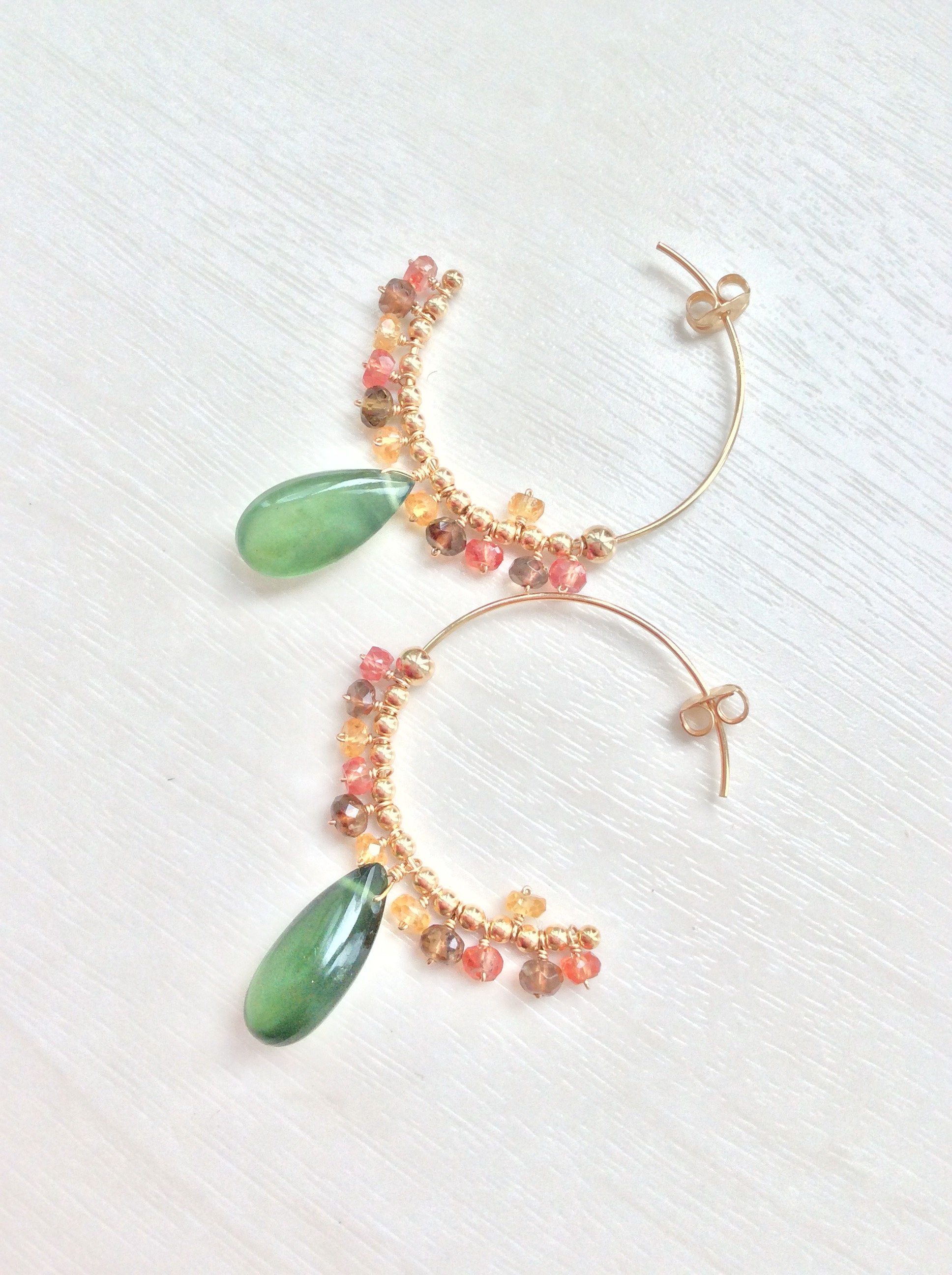 14kgf サーペンティンとアンダリュサイト・サファイアのフープピアス