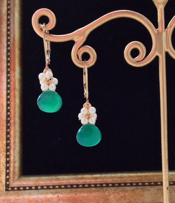 グリーンオニキスと淡水真珠のレバーバックピアス 6枚目の画像