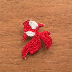 金魚の手刺繍ブローチ（赤） 1枚目の画像