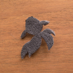 金魚の手刺繍ブローチ（黒） 1枚目の画像