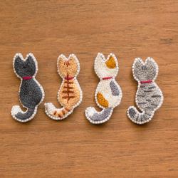 ねこの手刺繍ブローチ（黒） 3枚目の画像