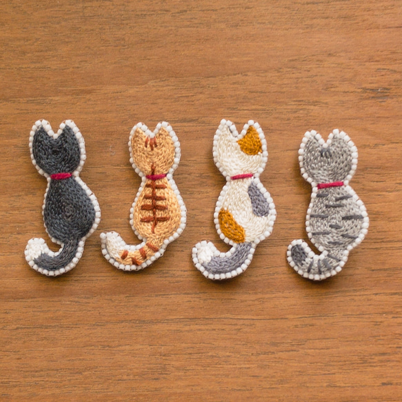 ねこの手刺繍ブローチ（茶トラ） 3枚目の画像