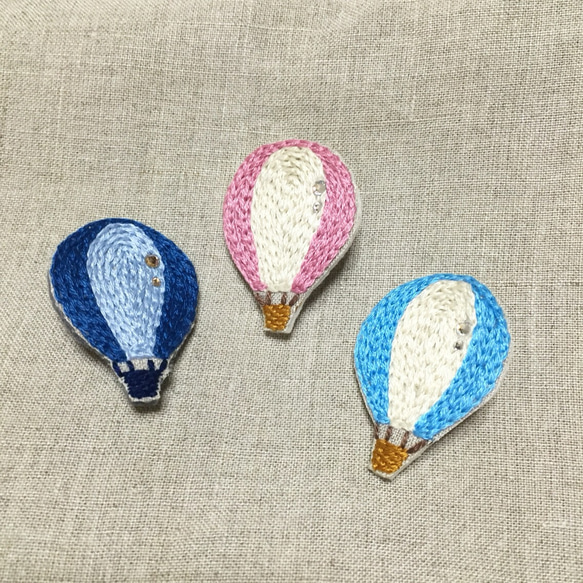 気球の刺繍ブローチ 1枚目の画像