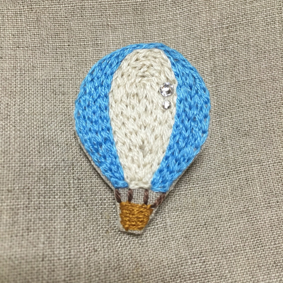 気球の刺繍ブローチ 2枚目の画像