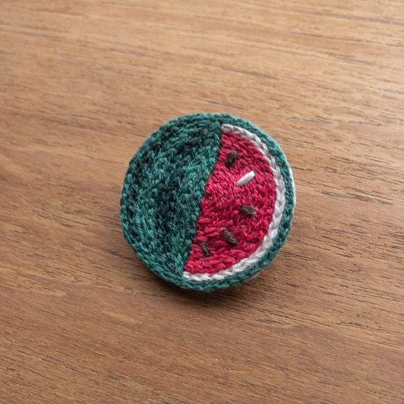 丸すいか手刺繍ブローチ ブローチ さゆき工房 通販 3933365｜Creema(クリーマ) ハンドメイド・手作り・クラフト作品の販売サイト