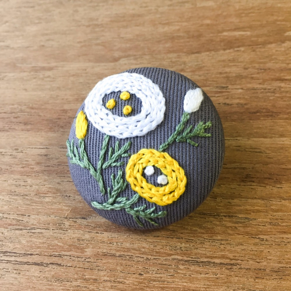 二つのお花の刺繍ヘアゴム・ブローチ 2枚目の画像