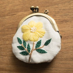 ウールのお花の手刺繍豆がま口(黄色) 3枚目の画像