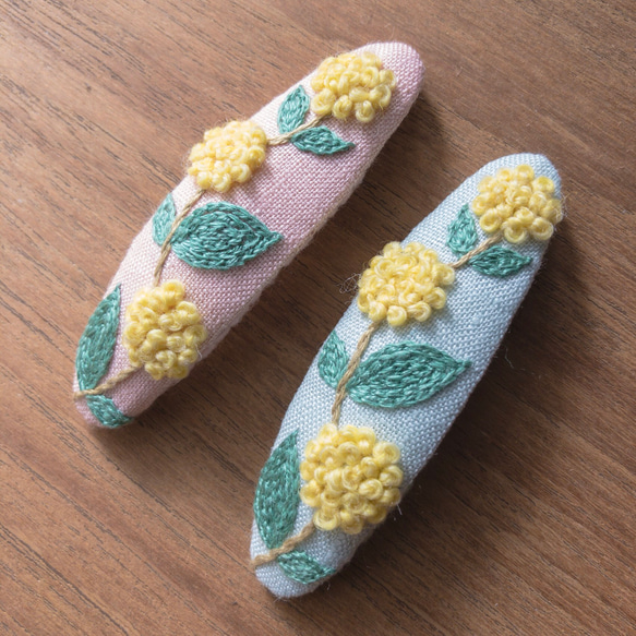 ぽんぽんお花の手刺繍パッチンピン 3枚目の画像