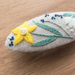 春の花の手刺繍バレッタ 2枚目の画像