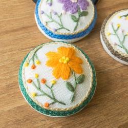 フレームのお花の手刺繍ブローチ・ヘアゴム① ヘアゴム さゆき工房