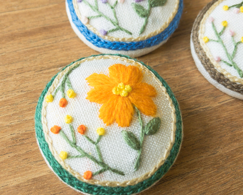 フレームのお花の手刺繍ブローチ・ヘアゴム① ヘアゴム さゆき工房