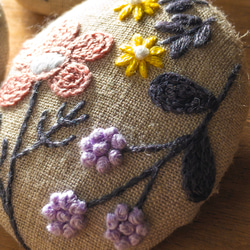 野の花の手刺繍ブローチ 3枚目の画像