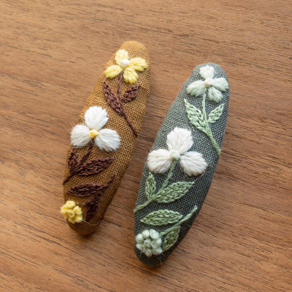 2つのシンプルなウールのお花 手刺繍パッチンピン 1枚目の画像