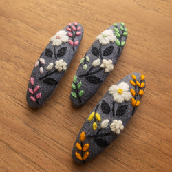 2つのウールのお花と葉っぱ 手刺繍パッチンピン 1枚目の画像