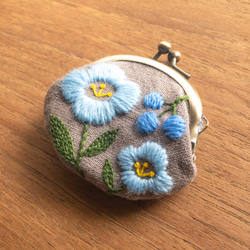 ウールのお花 手刺繍ミニがま口（水色） 1枚目の画像