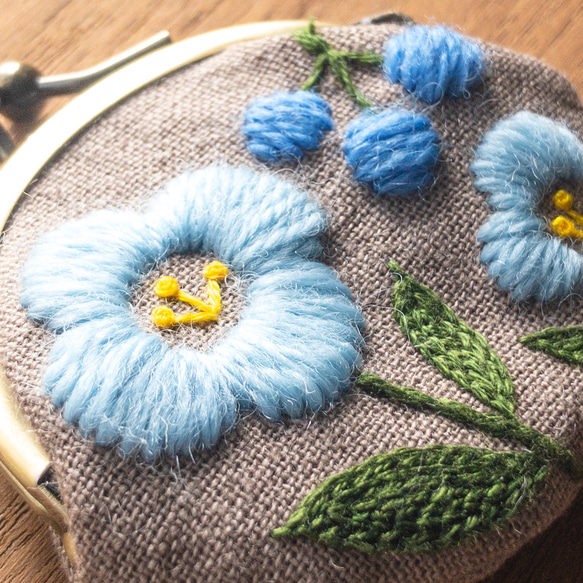 ウールのお花 手刺繍ミニがま口（水色） 2枚目の画像