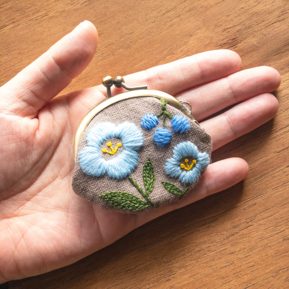 ウールのお花 手刺繍ミニがま口（水色） 5枚目の画像