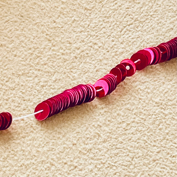 35 φ4ミリ 糸通し 平型スパングル(パイエット) リュネビル刺繍・オートクチュール刺繍 1枚目の画像