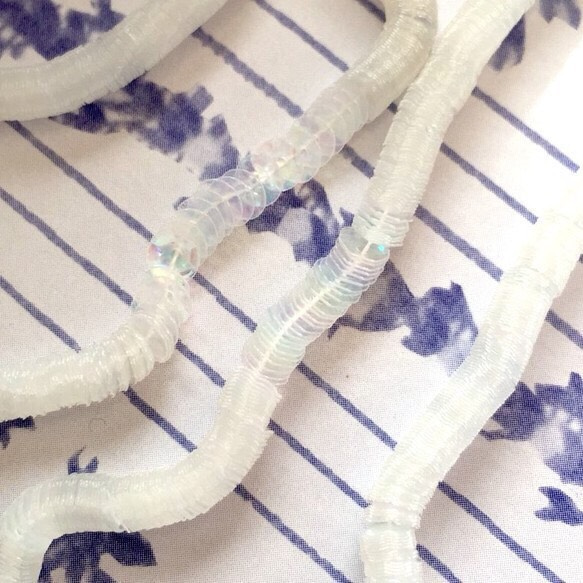 01 φ4ミリ 糸通し カップ型スパングル(キュベット) リュネビル刺繍・オートクチュール刺繍 1枚目の画像