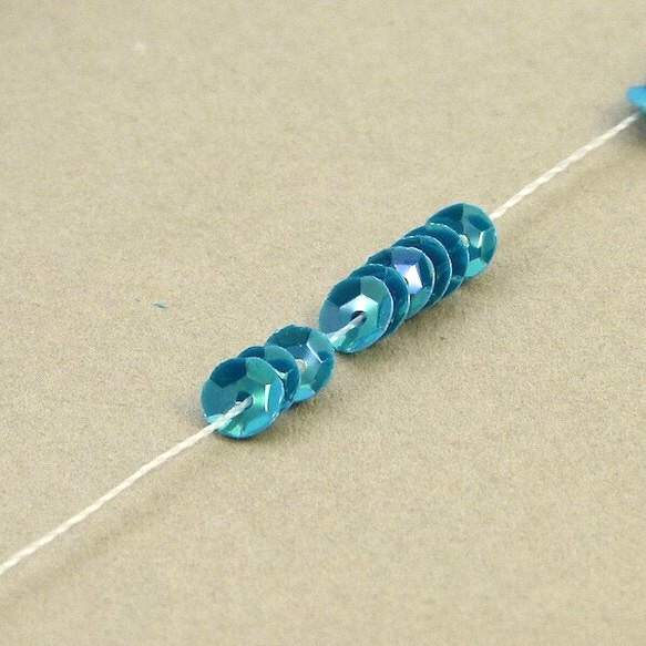 10 φ4ミリ 糸通し カップ型スパングル(キュベット) リュネビル刺繍・オートクチュール刺繍 1枚目の画像