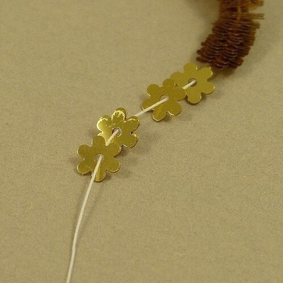 03 糸通し 花型スパングル(パイエット) φ5ミリ リュネビル刺繍・オートクチュール刺繍 1枚目の画像