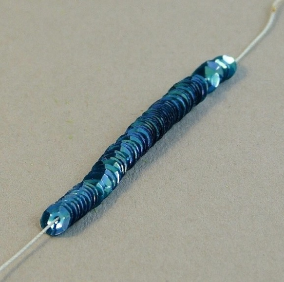 20 φ4ミリ 糸通し カップ型スパングル(キュベット) リュネビル刺繍・オートクチュール刺繍 2枚目の画像
