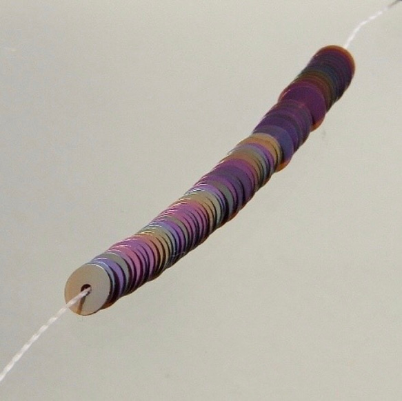 34 φ4ミリ 糸通し 平型スパングル(パイエット) リュネビル刺繍・オートクチュール刺繍 1枚目の画像