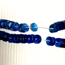 GU2035 φ4ミリ 糸通し 型押し平型スパングル(ギローシェ) ブルー　リュネビル刺繍・オートクチュール刺繍 2枚目の画像