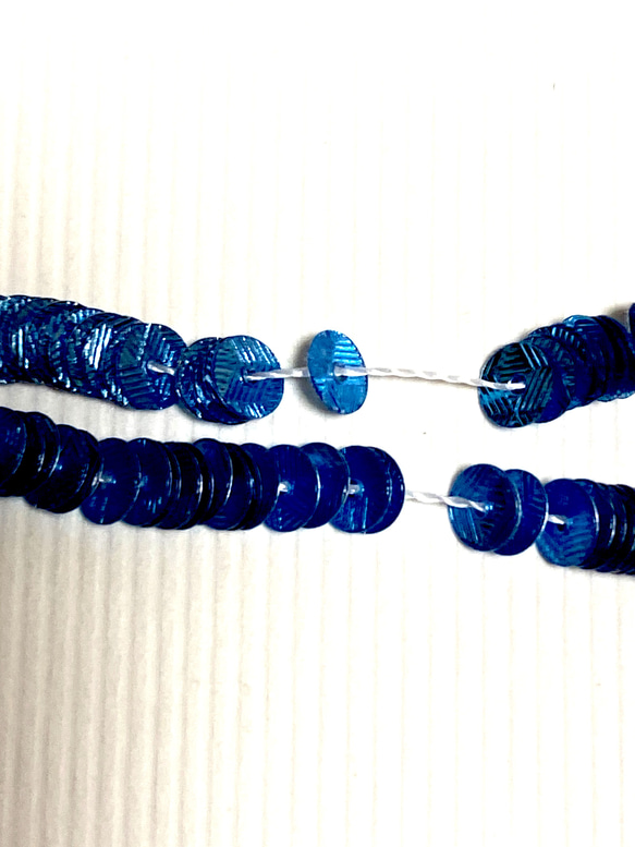 GU2035 φ4ミリ 糸通し 型押し平型スパングル(ギローシェ) ブルー　リュネビル刺繍・オートクチュール刺繍 2枚目の画像