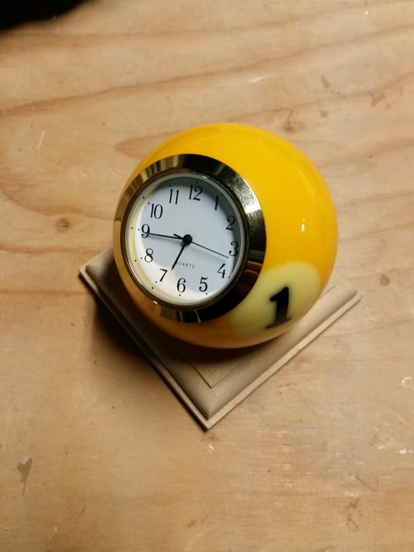 本物ビリヤードボール加工時計　置時計　1番　 1枚目の画像