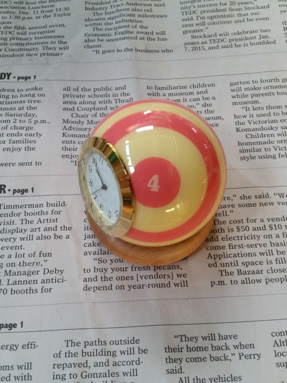 本物ビリヤードボール加工時計　桜色シリーズ　ストライプ4番  type 2 2枚目の画像