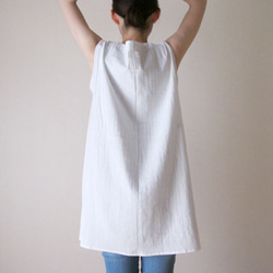 ダブルガーゼ（綿100%）のノースリーブシャツ（ホワイト） 4枚目の画像
