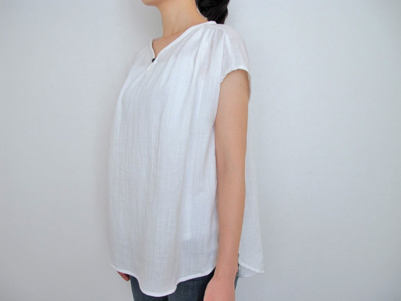ダブルガーゼ（綿100％）のフレンチスリーブシャツ（ホワイト） 3枚目の画像