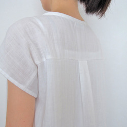 ダブルガーゼ（綿100％）のフレンチスリーブシャツ（ホワイト） 7枚目の画像