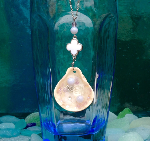 夏色アクセサリー 巾着貝と天然石と花チャームのオルゴナイト  