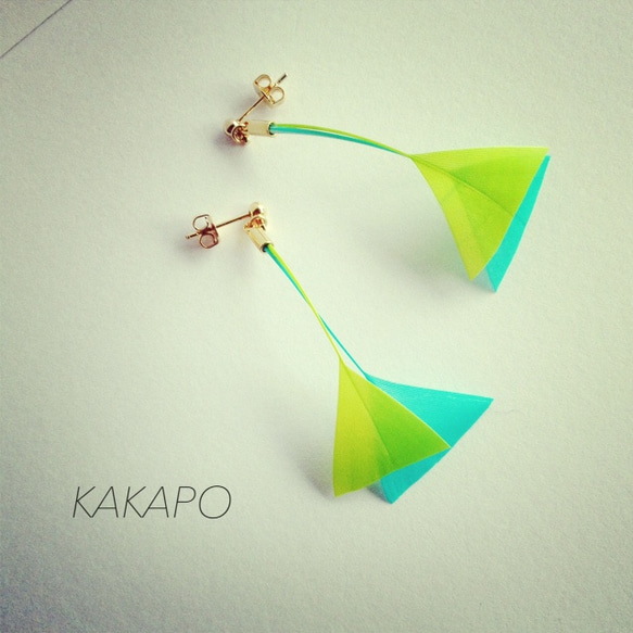 Yellow green × blue triangle feather pierce (NO.1027) 2枚目の画像