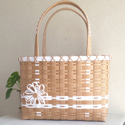 美品　花柄装飾のカジュアルかごバッグ♫ moment+ かごバッグ カゴバッグ フラワー刺繍かごバッグ