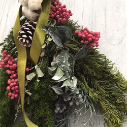 一点のみ エバーグリーン プリザーブドリーフのクリスマススワッグ mokuba ベルベットリボン 3枚目の画像
