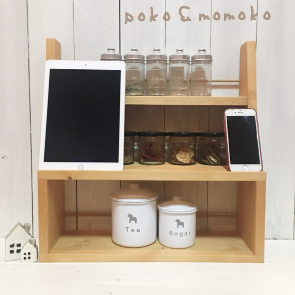 タブレットもスマホも立てれる大容量スパイスラック スマホとタブレットが置けるスパイスラック 棚・シェルフ