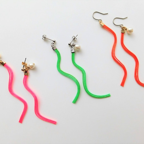 HM　フープイヤリング　ノンホールピアス　シルバー　勾玉　ネオンライトグリーン ネオンカラーの水引の耳飾り（ピアス/イヤリング） イヤリング