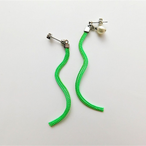 HM　フープイヤリング　ノンホールピアス　シルバー　勾玉　ネオンライトグリーン ネオンカラーの水引の耳飾り（ピアス/イヤリング） イヤリング