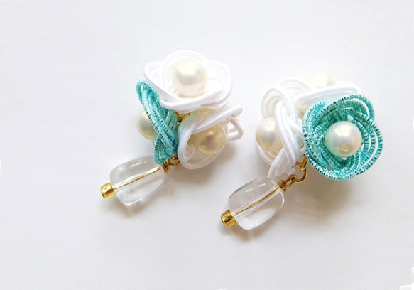 Mizuhiki 花和透明零件耳環顏色： 亮藍色 x 白色 第2張的照片