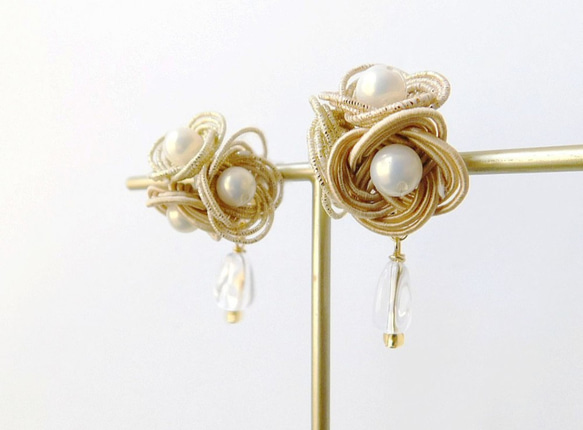 Mizuhiki 花朵和透明零件耳環顏色：香檳金 x 米色 第2張的照片