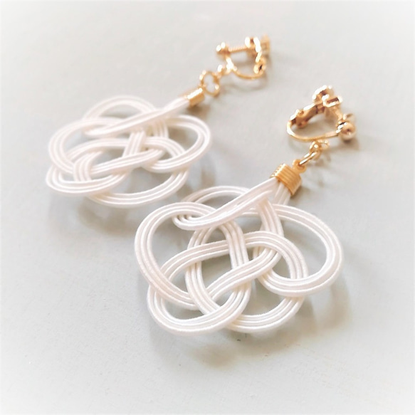 水引：tie earrings（白） 1枚目の画像